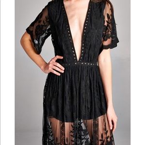 HONEY PUNCH BLACK V-NECK ROMPER DRESS